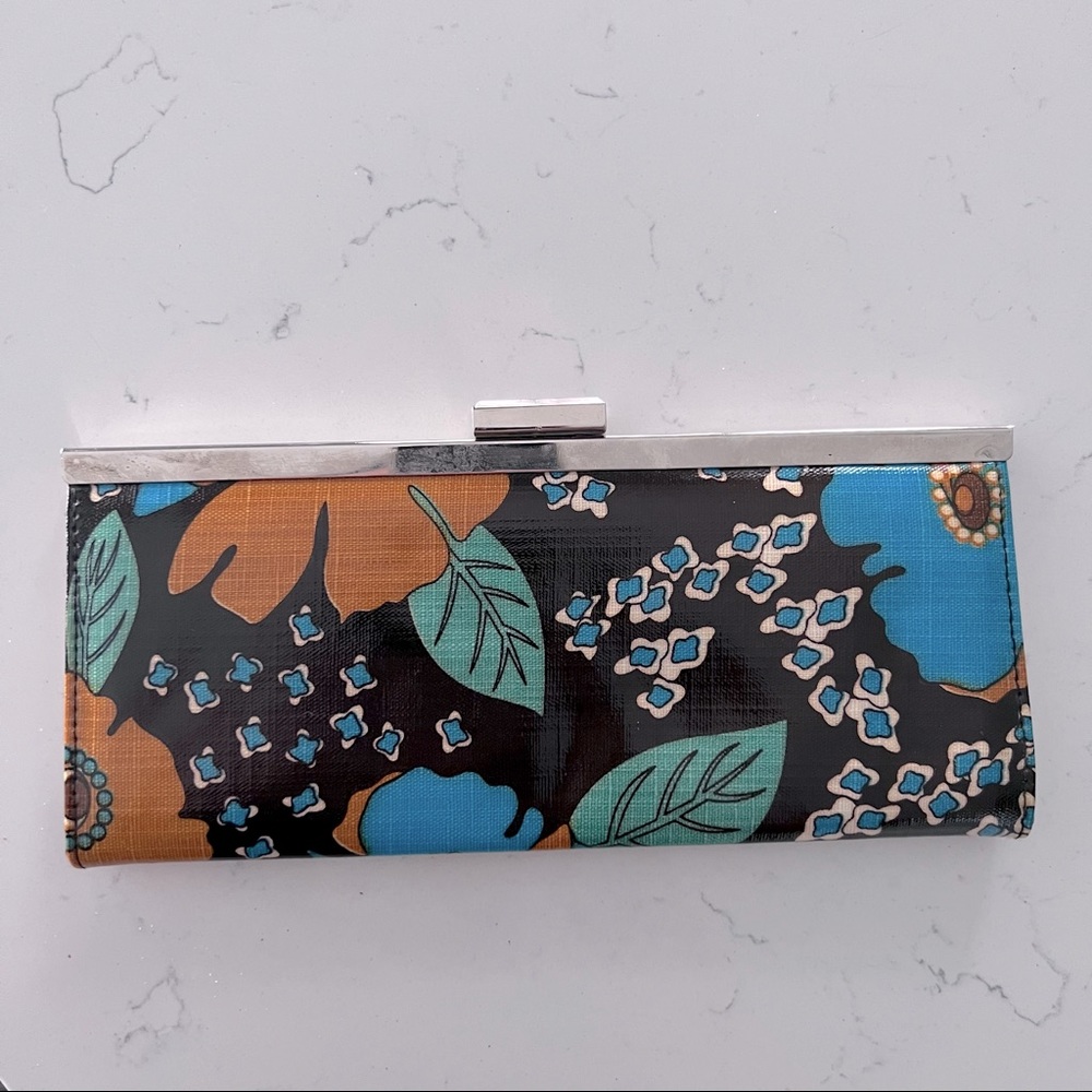 Vintage clutch with magnetic closure EUC